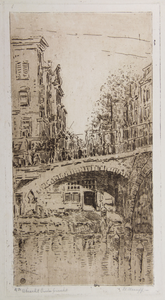 809944 Gezicht vanaf de Hamburgerbrug over de Oudegracht in de Hamburgerstraat.te Utrecht met links een gedeelte van ...